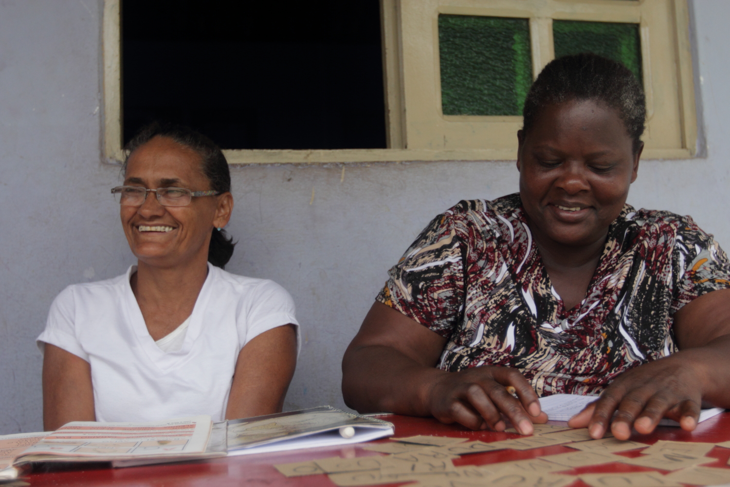 Nerivalda dos Santos, 51, e Renilda Santos, 47, participam de aulas de alfabetização