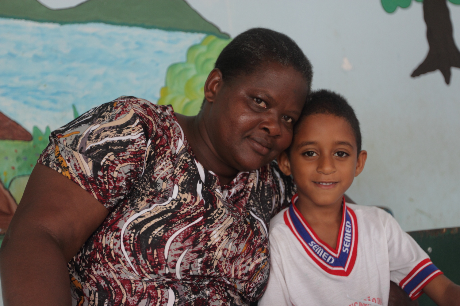 Renilda e seu filho Marlon, aluno da escola