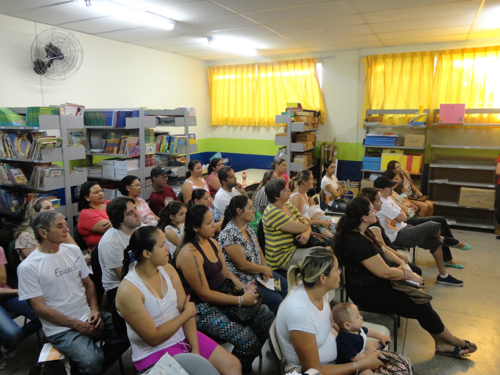 Familiares e membros da comunidade assistem à apresentação do projeto e da função do voluntário