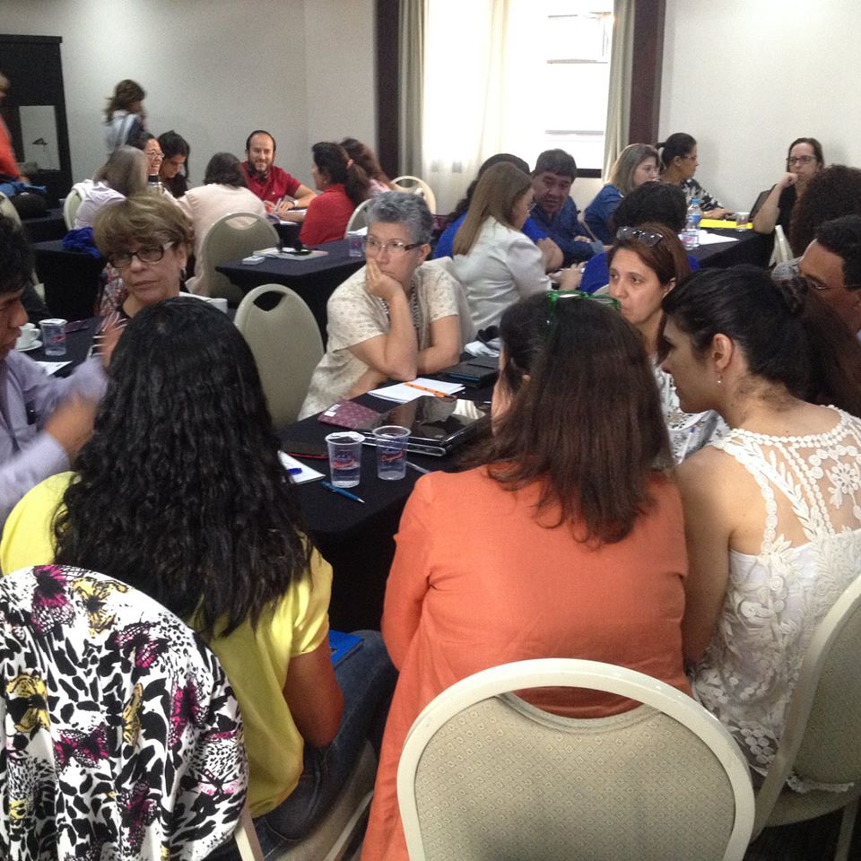 Os participantes reuniram-se em grupos para pensar nos desafios e soluções para o trabalho com Comunidades de Aprendizagem