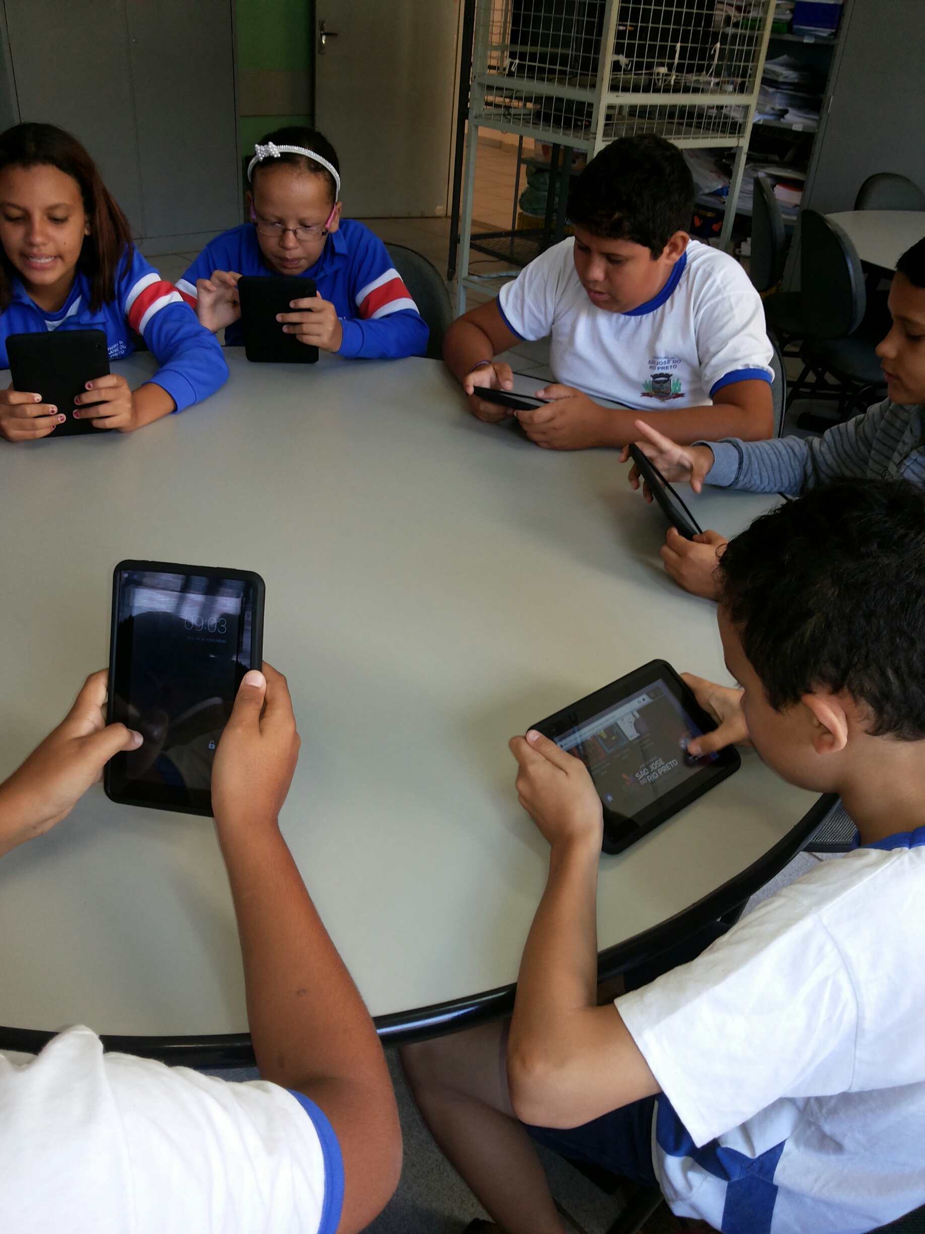 Alunos do 5º ano da EM Cyrino Vaz de Lima realizando Tertúlias com o apoio dos  tablets.